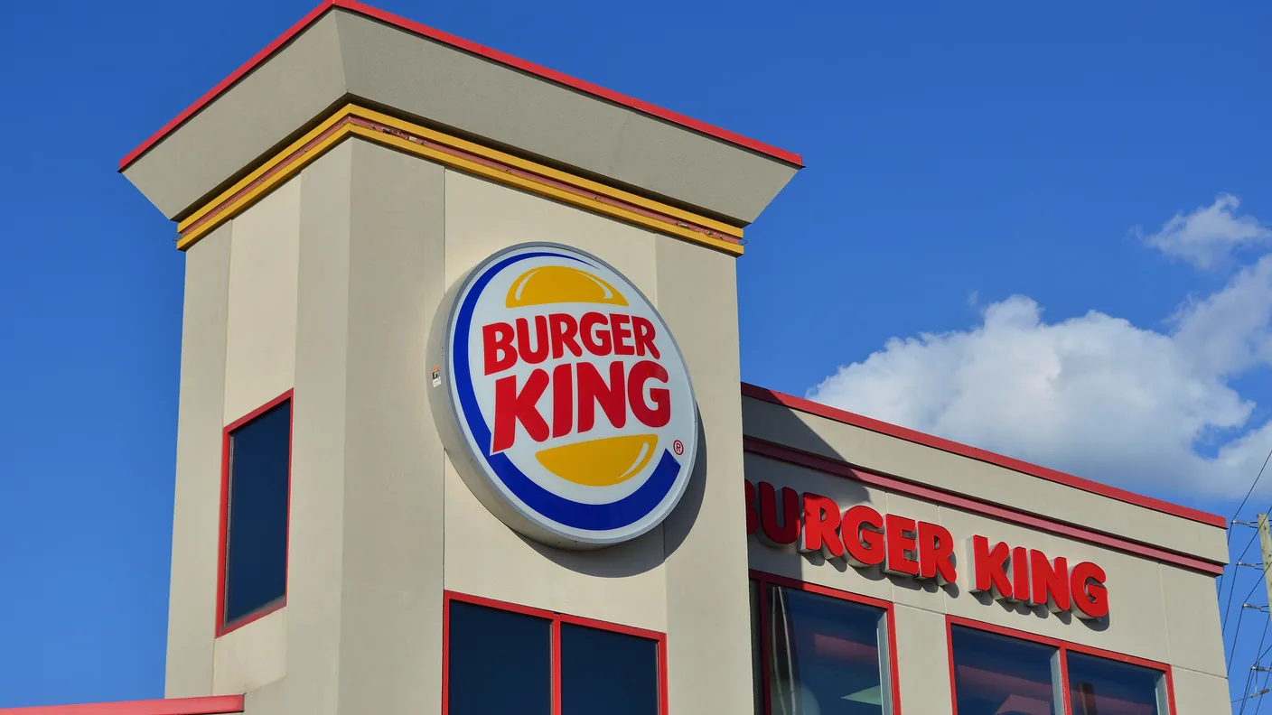 A Burger King restaurant sign against a blue sky